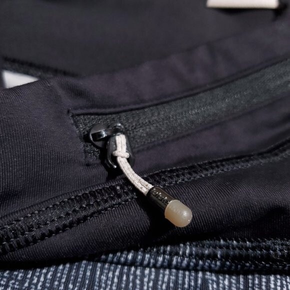 Lululemon Run Inspire Crop II Size 6 Burlap Texture Black Dune Gray Luxtreme - Picture 8 of 12